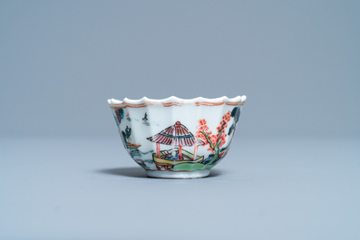 Une tasse et soucoupe en porcelaine de Chine famille rose, Yongzheng
