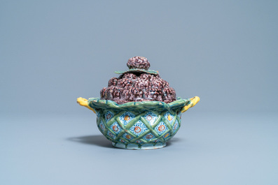 Een polychrome Delftse 'bessen' terrine op onderschotel, 18e eeuw