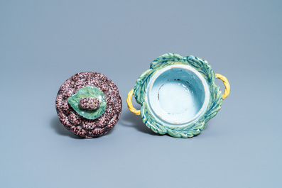 Een polychrome Delftse 'bessen' terrine op onderschotel, 18e eeuw