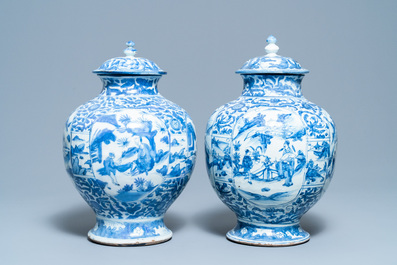Twee Chinese blauw-witte dekselvazen, Wanli