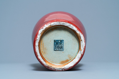 Un vase en porcelaine de Chine &agrave; &eacute;mail flamb&eacute;, 19&egrave;me