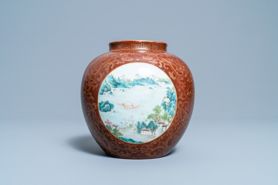 Een Chinese famille rose vaas met bruine fondkleur, Qianlong merk, 20e eeuw