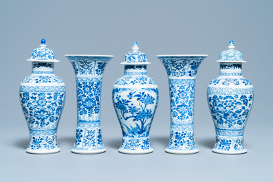 Une garniture de cinq vases en porcelaine de Chine en bleu et blanc, Kangxi