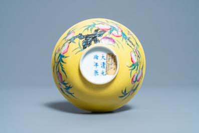 Un bol en porcelaine de Chine famille rose &agrave; fond jaune &agrave; d&eacute;cor de neuf p&ecirc;ches, marque et &eacute;poque de Guangxu