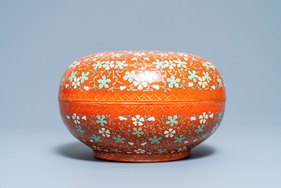 A Chinese iron red and gilt round box and cover, 20th C.