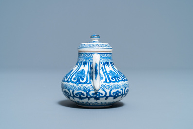 Une th&eacute;i&egrave;re miniature en porcelaine de Chine p&acirc;te tendre en bleu et blanc, Kangxi