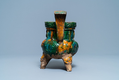 Un br&ucirc;le-parfum tripod en gr&egrave;s &eacute;maill&eacute; sancai, Chine, Ming