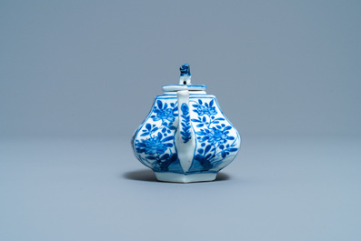 Une th&eacute;i&egrave;re couverte de forme hexagonale en porcelaine de Chine en bleu et blanc, Kangxi