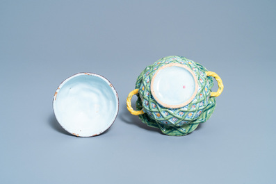 Een polychrome Delftse 'bessen' terrine op onderschotel, 18e eeuw