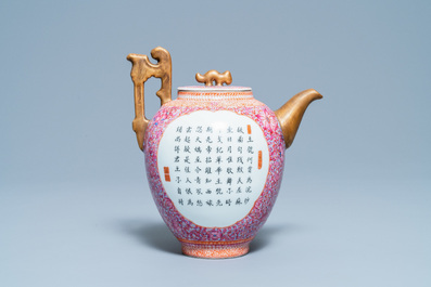 Une grande verseuse &agrave; vin couverte en porcelaine de Chine famille rose, marque de Qianlong, R&eacute;publique
