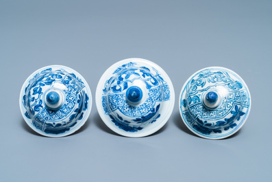 Une garniture de cinq vases en porcelaine de Chine en bleu et blanc, Kangxi