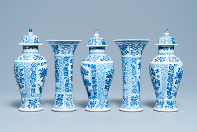 Une garniture de cinq vases en porcelaine de Chine en bleu et blanc, Kangxi