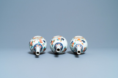 Drie Japanse flesvormige Imari vazen met reli&euml;fdecor, Edo, 17/18e eeuw