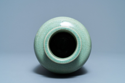 Een Chinese monochrome celadon vaas met craquel&eacute; glazuur, 19e eeuw