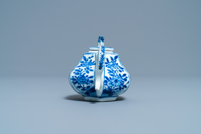 Une th&eacute;i&egrave;re couverte de forme hexagonale en porcelaine de Chine en bleu et blanc, Kangxi