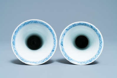 Une garniture de cinq vases en porcelaine de Chine en bleu et blanc, Kangxi