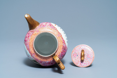 Une grande verseuse &agrave; vin couverte en porcelaine de Chine famille rose, marque de Qianlong, R&eacute;publique