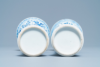 Une garniture de cinq vases en porcelaine de Chine en bleu et blanc, Kangxi