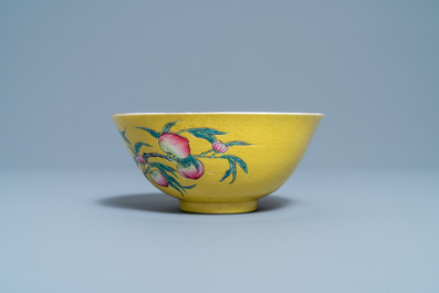 Un bol en porcelaine de Chine famille rose &agrave; fond jaune &agrave; d&eacute;cor de neuf p&ecirc;ches, marque et &eacute;poque de Guangxu