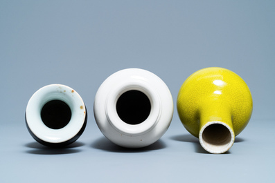 A varied collection of four monochrome Chinese and Japanese vases and a censer, 19/20th C.
