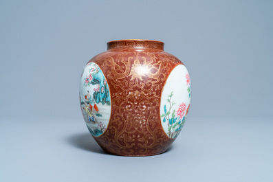 Een Chinese famille rose vaas met bruine fondkleur, Qianlong merk, 20e eeuw