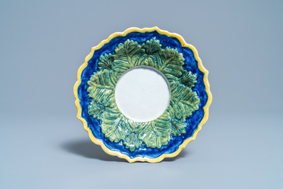 Een polychrome Delftse 'bessen' terrine op onderschotel, 18e eeuw