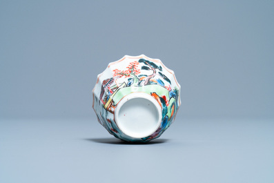 Une tasse et soucoupe en porcelaine de Chine famille rose, Yongzheng