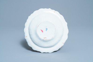 Een polychrome Delftse 'bessen' terrine op onderschotel, 18e eeuw
