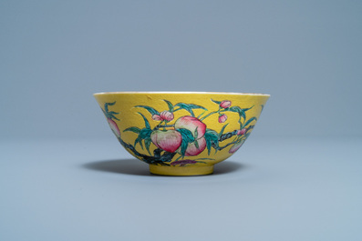 Un bol en porcelaine de Chine famille rose &agrave; fond jaune &agrave; d&eacute;cor de neuf p&ecirc;ches, marque et &eacute;poque de Guangxu