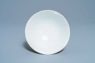 Un bol en porcelaine de Chine famille rose &agrave; fond jaune &agrave; d&eacute;cor de neuf p&ecirc;ches, marque et &eacute;poque de Guangxu