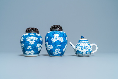 Une paire de jarres et une th&eacute;i&egrave;re couverte en porcelaine de Chine en bleu et blanc, Kangxi