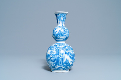 Een blauw-witte Delftse kalebasvaas met chinoiserie decor, eind 17e eeuw