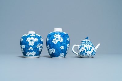 Une paire de jarres et une th&eacute;i&egrave;re couverte en porcelaine de Chine en bleu et blanc, Kangxi