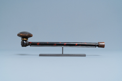 A Chinese woman's opium pipe in faux-tortoise lacquered and painted wood, 19th C.