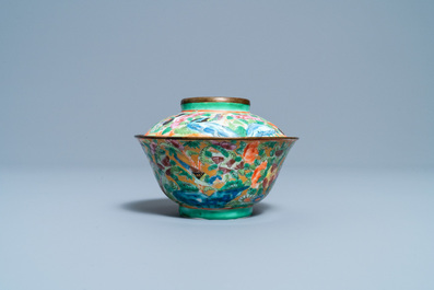 Un bol couvert en porcelaine de Chine Bencharong pour le march&eacute; thai, 19&egrave;me