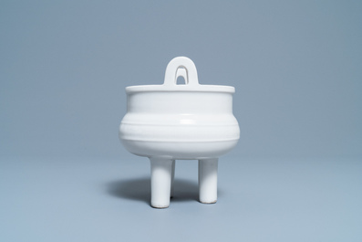 Un br&ucirc;le-parfum tripod en porcelaine blanc de Chine de Dehua