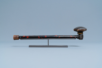 A Chinese woman's opium pipe in faux-tortoise lacquered and painted wood, 19th C.