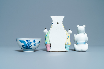 Un bol, une figure d'un gar&ccedil;on et un vase mural en porcelaine de Chine, Kangxi/Qianlong