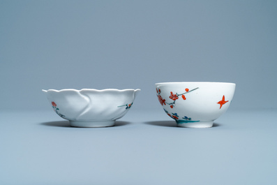Deux bols et une coupe en porcelaine de style Kakiemon, Japon, Edo