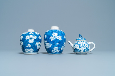 Une paire de jarres et une th&eacute;i&egrave;re couverte en porcelaine de Chine en bleu et blanc, Kangxi
