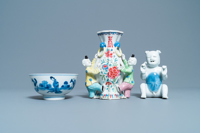 Un bol, une figure d'un gar&ccedil;on et un vase mural en porcelaine de Chine, Kangxi/Qianlong