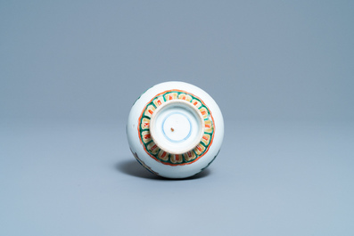 Un vase de forme bouteille en porcelaine de Chine famille verte, Kangxi