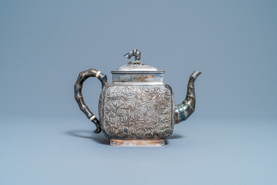 Een grote Chinese zilveren theepot met deksel, 19e eeuw