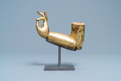 Een Tibetaanse verguld bronzen en koperen arm van Boeddha, Ming