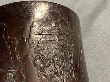 Un pot &agrave; pinceaux en bois de zitan &agrave; d&eacute;cor d'un paysage montagneux, Chine, 17/18&egrave;me