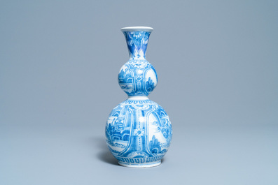 Een blauw-witte Delftse kalebasvaas met chinoiserie decor, eind 17e eeuw