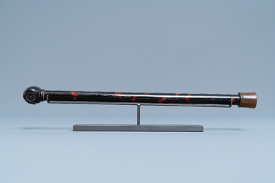 A Chinese woman's opium pipe in faux-tortoise lacquered and painted wood, 19th C.