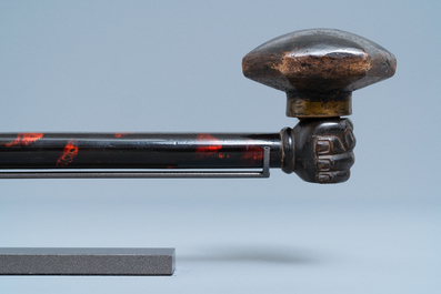 A Chinese woman's opium pipe in faux-tortoise lacquered and painted wood, 19th C.