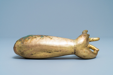 Een Tibetaanse verguld bronzen en koperen arm van Boeddha, Ming