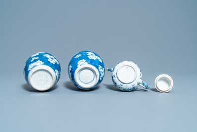 Une paire de jarres et une th&eacute;i&egrave;re couverte en porcelaine de Chine en bleu et blanc, Kangxi